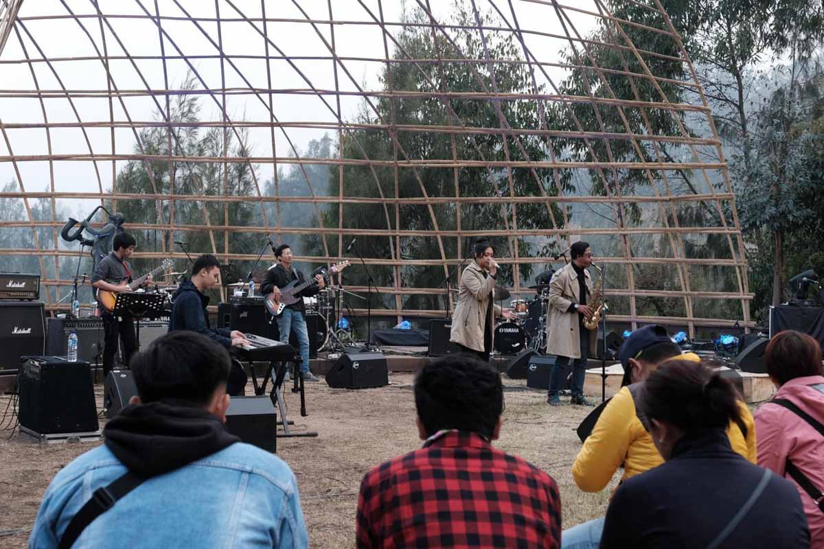 Menghangatkan Bromo yang Berkabut